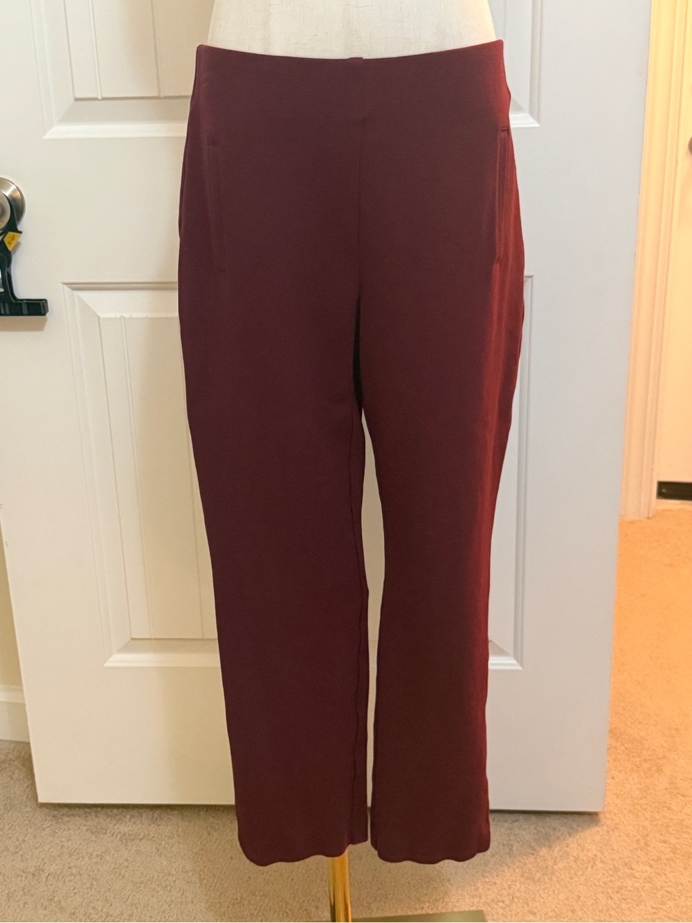 Chico's Straight-Leg Stretch Pull On Pants in Wine Sz 1 (8)